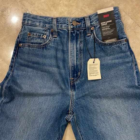 NWT Levi's Super High Rise  Loose Taper Jean in size 25 - Picture 2 of 10